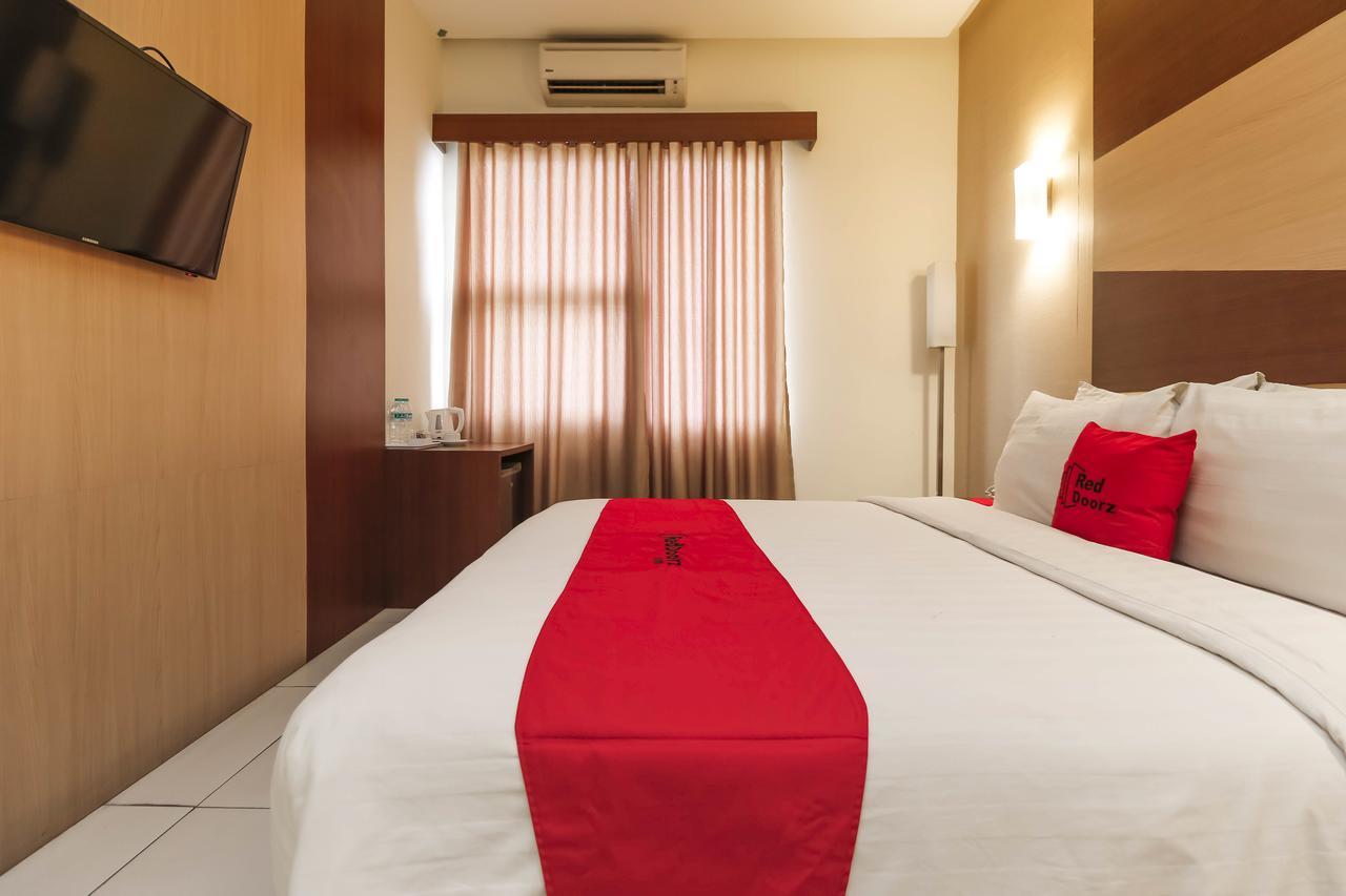 Hotel Reddoorz Near Roxy Yakarta Exterior foto